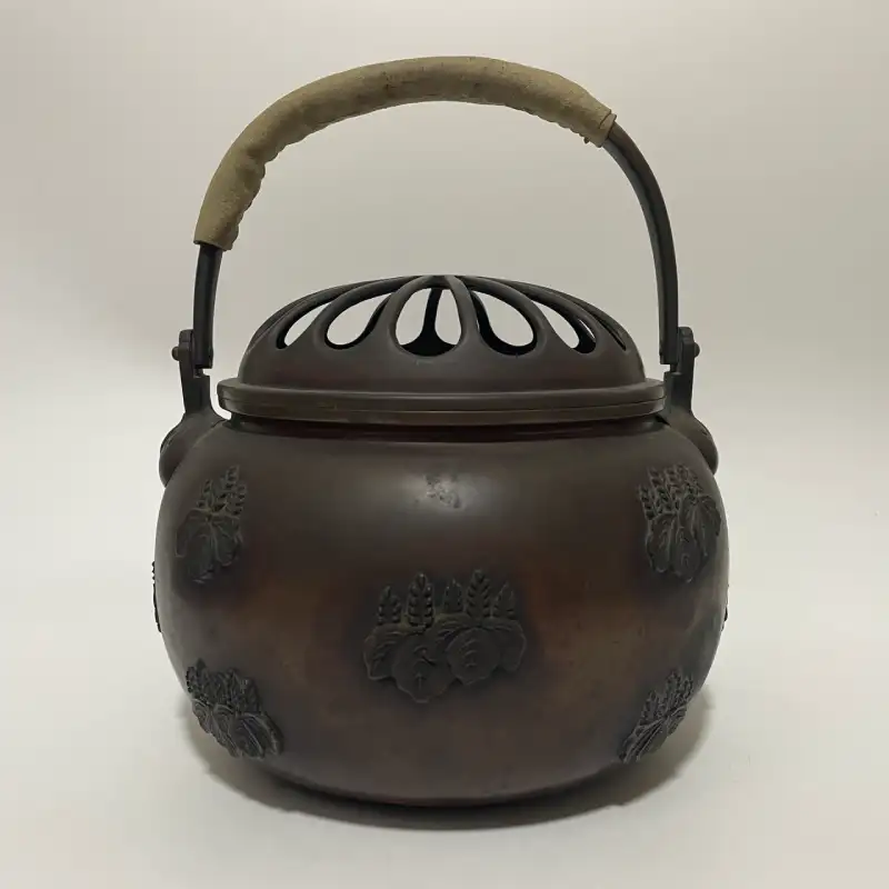 透かし蓋を備えた銅製の手あぶり(火鉢)