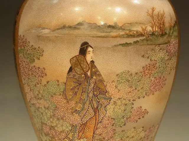 山水美人図花瓶｜象牙色の肌に花樹と山水を背に立つ美人を面相筆の細密画で表した薩摩焼の花瓶｜薩摩焼の取り扱い例｜古美術もりた