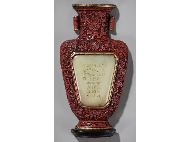 玉の詩板をはめた堆朱の花瓶